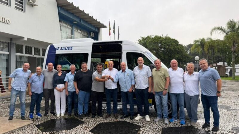Prefeitura de Meleiro recebe nova van para transporte de pacientes com recurso de emenda parlamentar