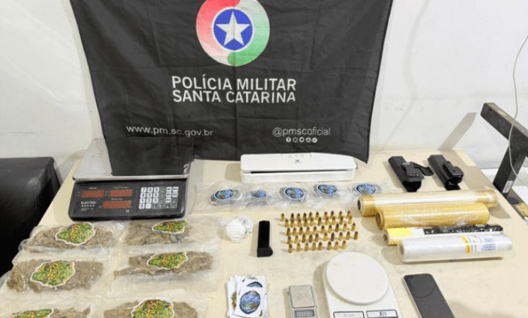 Forte cheiro de droga leva PM a apreensão de mais de 1 kg de entorpecentes e prisão no Lagoão