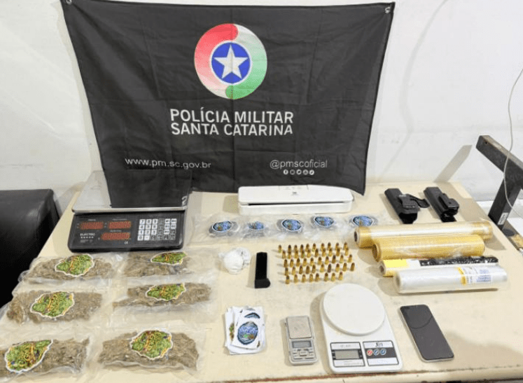 Forte cheiro de droga leva PM a apreensão de mais de 1 kg de entorpecentes e prisão no Lagoão