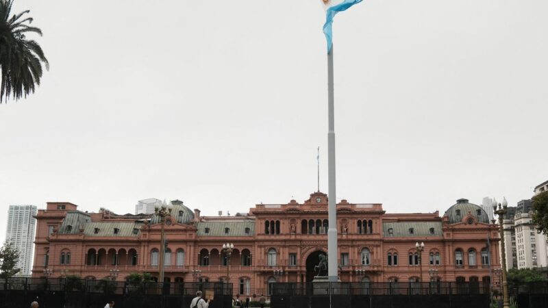 Reforma de Milei aumenta lucro e subjuga trabalhador, diz advogado