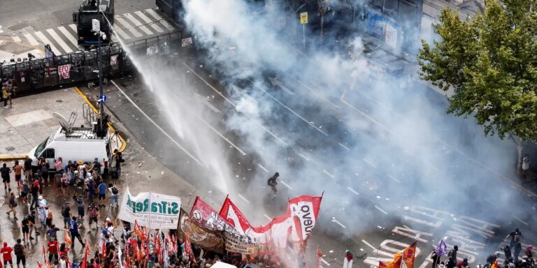 argentina:-reforma-de-milei-permite-jornada-de-12-horas-e-limita-greve