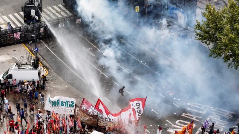 Argentina: reforma de Milei permite jornada de 12 horas e limita greve