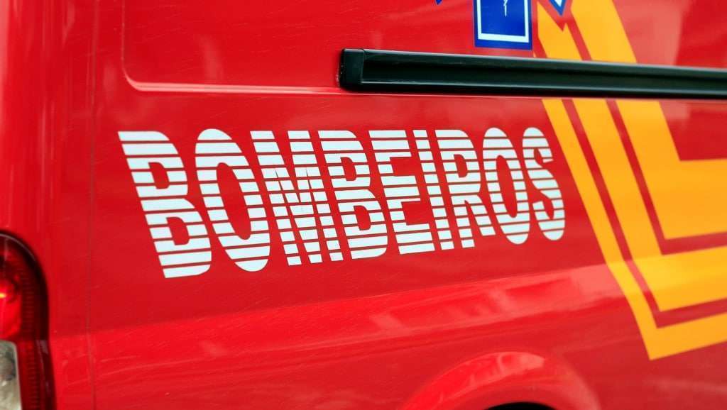 Bombeiros de Forquilhinha combatem incêndio em galpão atingido por raio