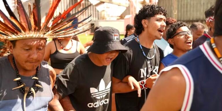 santarem:-indigenas-protestam-contra-desestatizacao-de-hidrovias