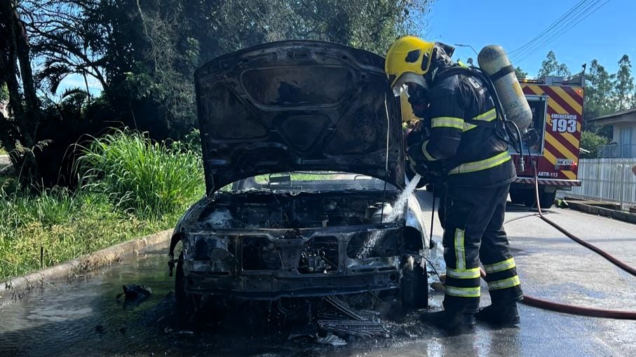 Bombeiros de Forquilhinha combatem incêndio em automóvel no Verdinho