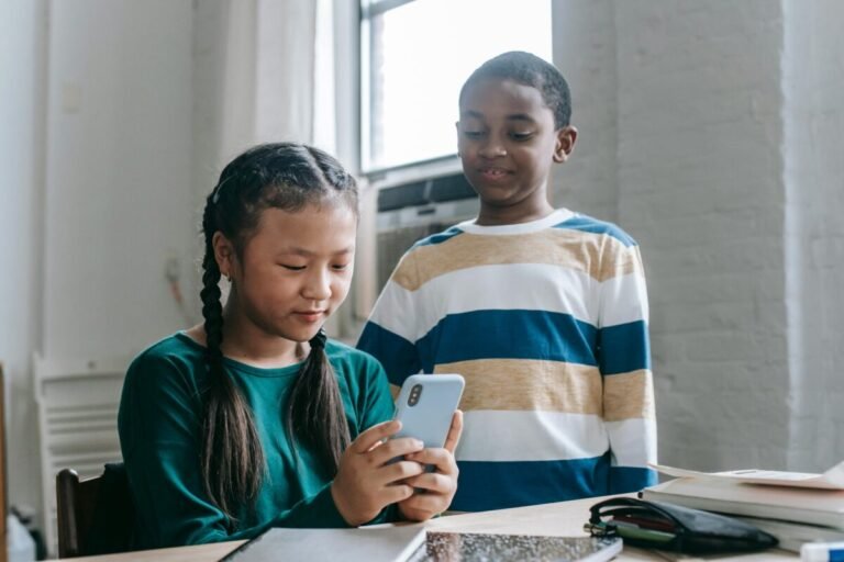 idade-da-crianca-ao-ganhar-primeiro-smartphone-eleva-riscos-a-saude
