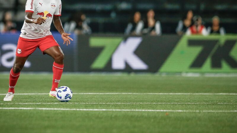Jogador do Bragantino pede desculpas após fala machista contra árbitra
