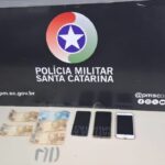 operacao-da-pm-resulta-em-prisao-por-trafico-de-drogas-com-envolvimento-de-adolescentes-no-bairro-rio-fiorita-–-sideropolis-noticias