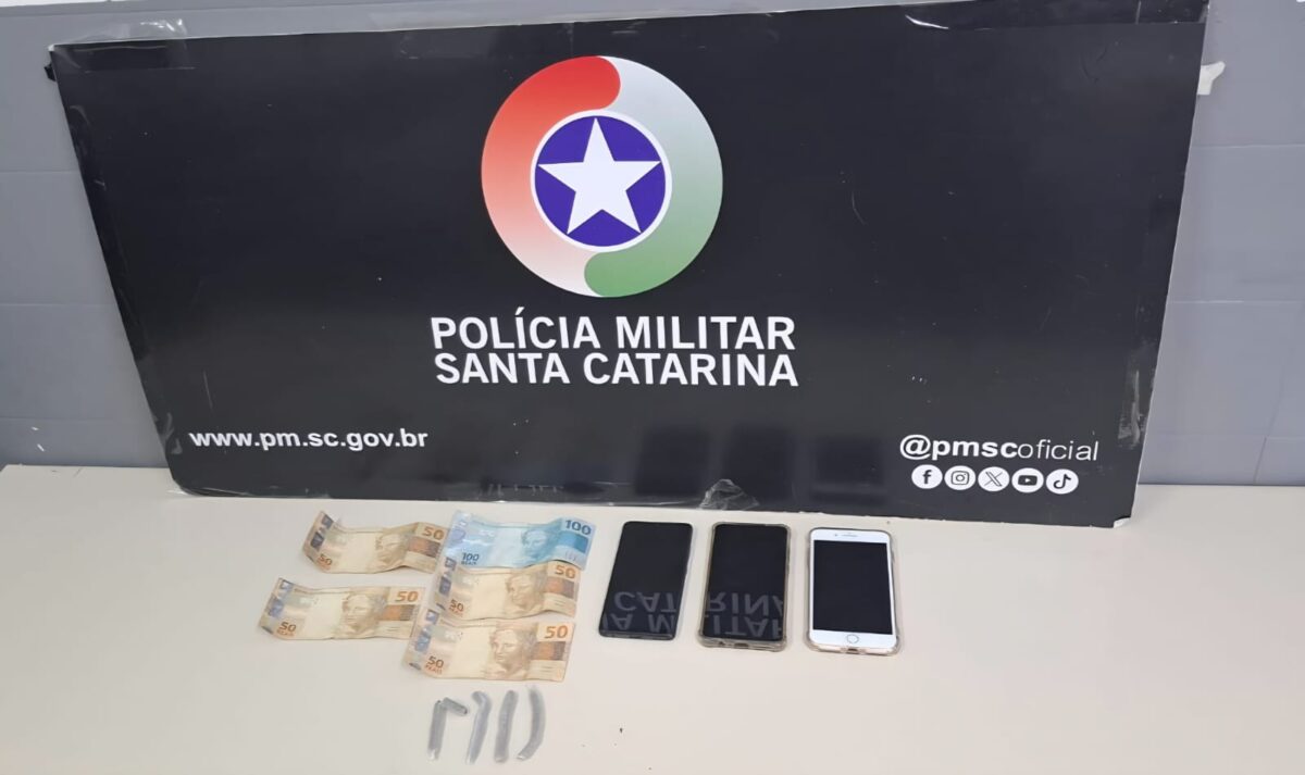 Operação da PM resulta em prisão por tráfico de drogas com envolvimento de adolescentes no bairro Rio Fiorita – Siderópolis Notícias