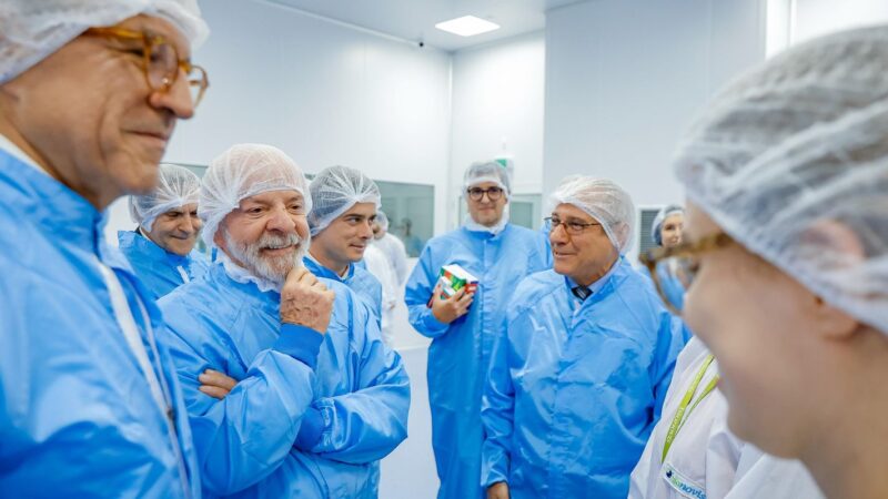 Lula visita fábrica que fornece 19 milhões de produtos ao SUS