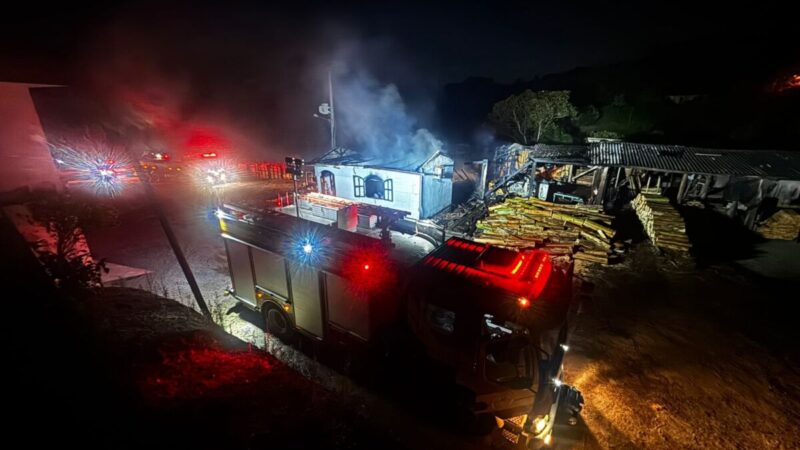 Incêndio de grandes proporções atinge madeireira no interior de Siderópolis – Siderópolis Notícias