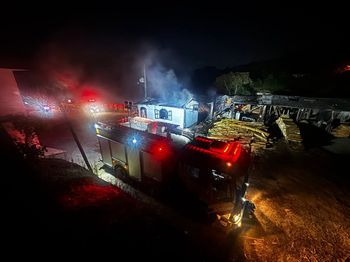 Incêndio de grandes proporções atinge madeireira no interior de Siderópolis – Siderópolis Notícias