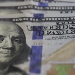 dolar-fecha-estavel-apos-agencia-liberar-estoques-de-petroleo