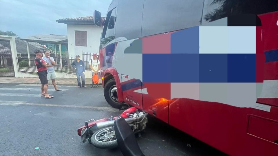 Bombeiros de Forquilhinha socorrem motociclista ferido após colisão com ônibus no Caravaggio