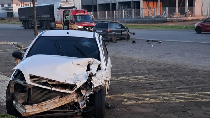 Colisão entre dois carros deixa motorista ferido na Rodovia Gabriel Arns