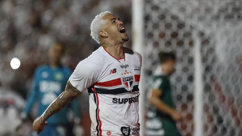 São Paulo vence Chapecoense e assume liderança isolada do Brasileiro