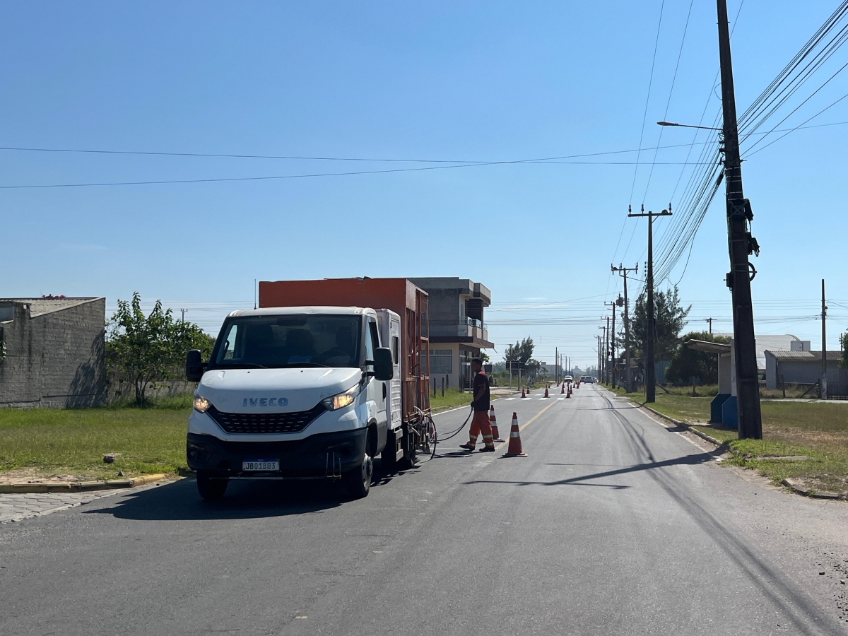 Balneário Arroio do Silva realiza revitalização da sinalização em vias asfaltadas
