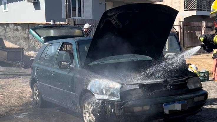 Carro pega fogo no bairro Saturno e mobiliza bombeiros em Forquilhinha