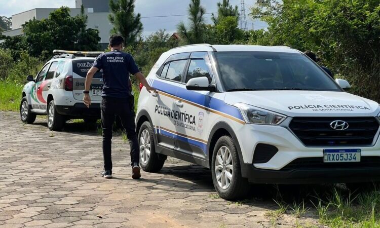 Corpo em decomposição é encontrado em vala no interior de Sombrio; vítima pode ter sido morta a facadas