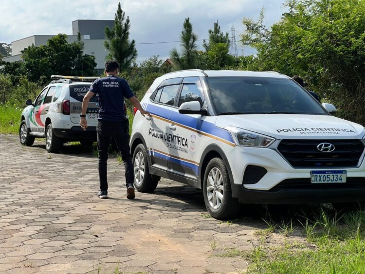 Corpo em decomposição é encontrado em vala no interior de Sombrio; vítima pode ter sido morta a facadas