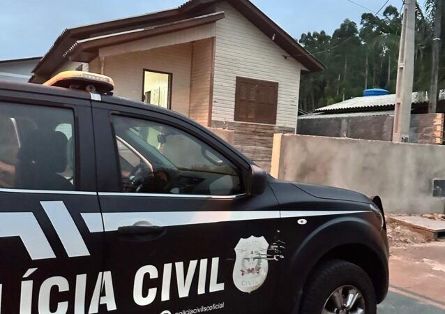 Operação policial mira tráfico de drogas e cumpre mandados de busca em Meleiro