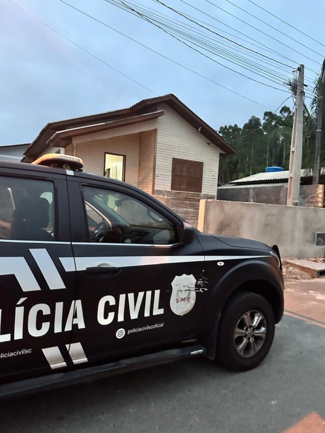 Operação policial mira tráfico de drogas e cumpre mandados de busca em Meleiro