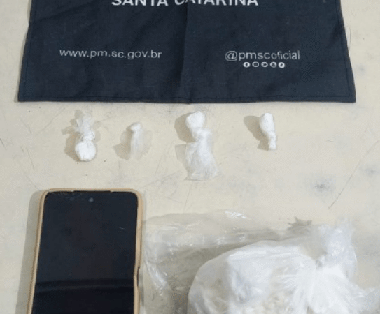 Atitude suspeita na orla termina em prisão por tráfico de drogas em Balneário Arroio do Silva