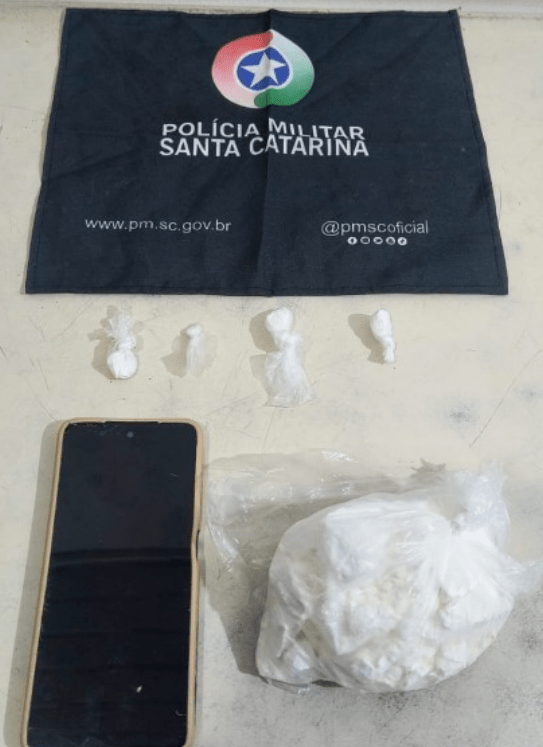 Atitude suspeita na orla termina em prisão por tráfico de drogas em Balneário Arroio do Silva