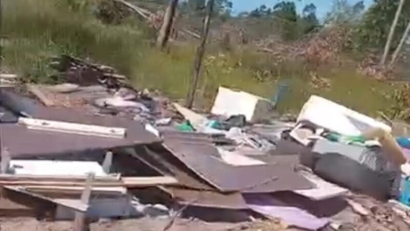 Entulho e lixo espalhados em estradas do interior voltam a revoltar moradores em Araranguá