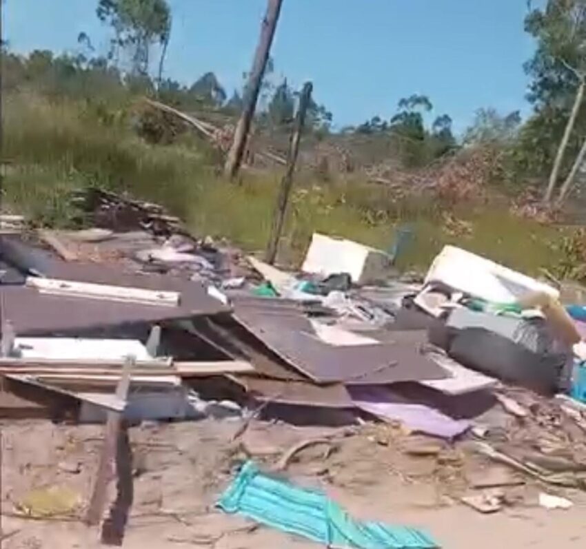 Entulho e lixo espalhados em estradas do interior voltam a revoltar moradores em Araranguá