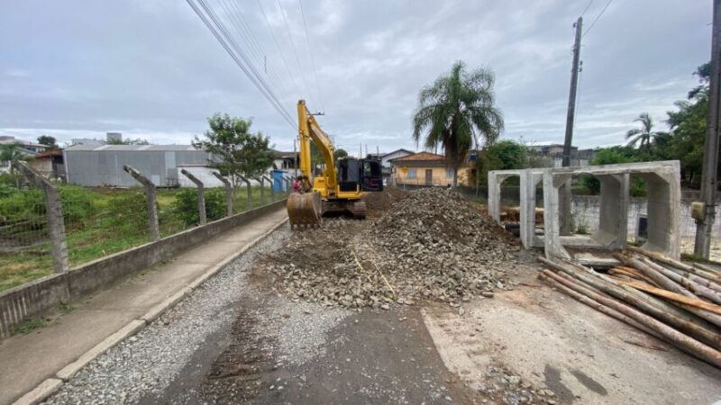 Rua Timbé do Sul é bloqueada em Araranguá para obras de drenagem e motoristas precisam redobrar a atenção