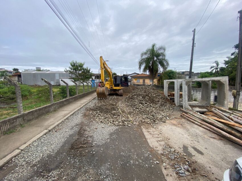 Rua Timbé do Sul é bloqueada em Araranguá para obras de drenagem e motoristas precisam redobrar a atenção
