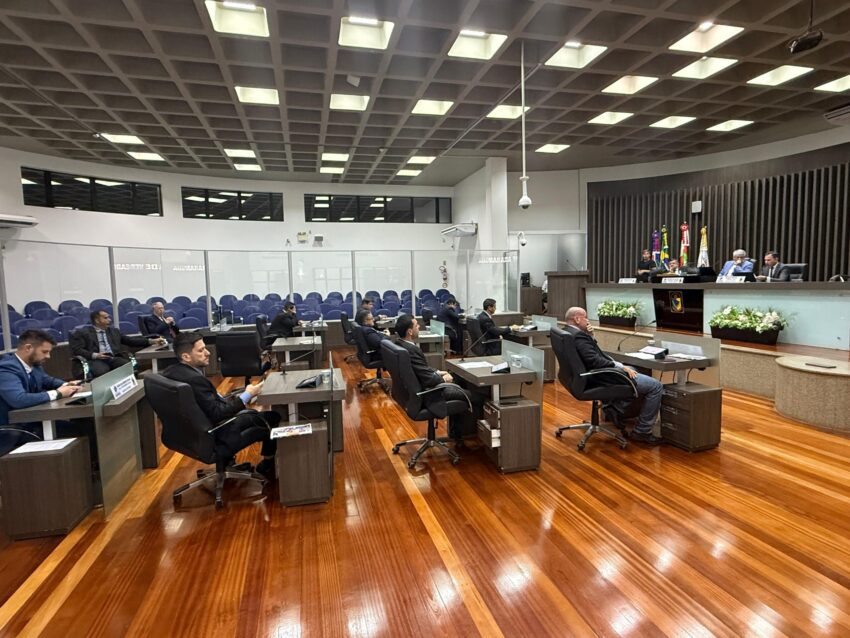 Projetos sobre segurança nas escolas, doação de sangue e melhorias em bairros marcam sessão da Câmara de Araranguá