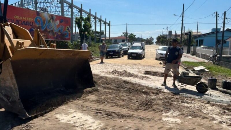 Drenagem e pavimentação avançam em rua do bairro Jardim das Avenidas, em Araranguá