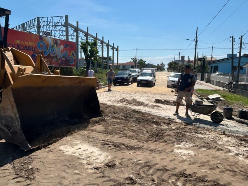 Drenagem e pavimentação avançam em rua do bairro Jardim das Avenidas, em Araranguá