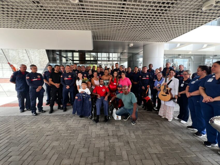 Após 65 dias internado, Dandinho recebe alta e emociona região ao voltar para casa