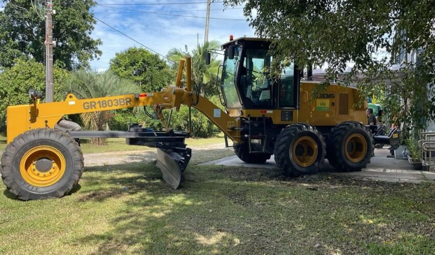 Nova motoniveladora reforça infraestrutura rural em Araranguá