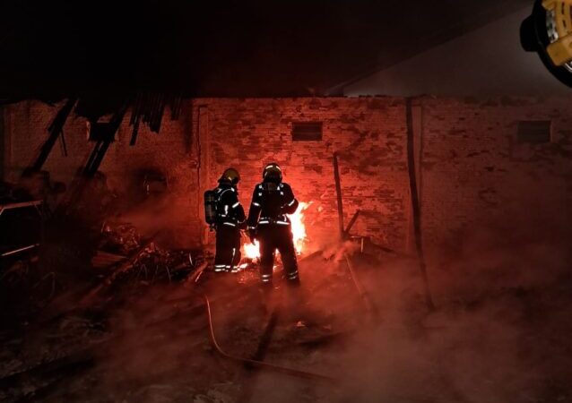 Incêndio destrói pavilhão comercial e mobiliza bombeiros de Araranguá e Sombrio