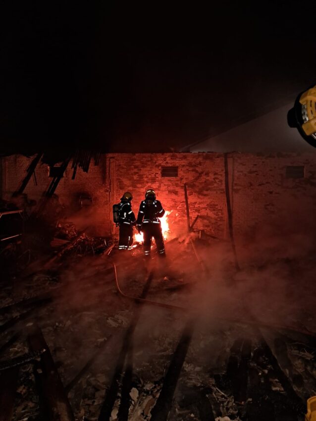 Incêndio destrói pavilhão comercial e mobiliza bombeiros de Araranguá e Sombrio