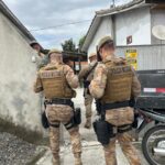 denuncia-de-maus-tratos-leva-pm-a-apreender-drogas-e-aves-silvestres-em-sideropolis-–-sideropolis-noticias