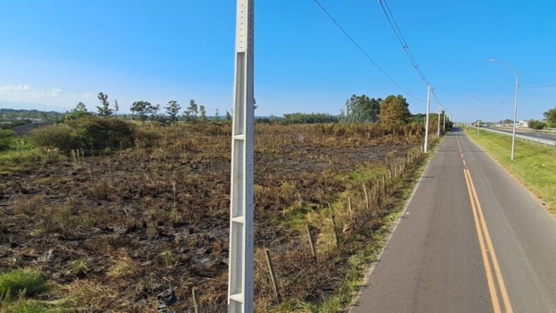 Bombeiros de Forquilhinha atuam em incêndio de grandes proporções em vegetação