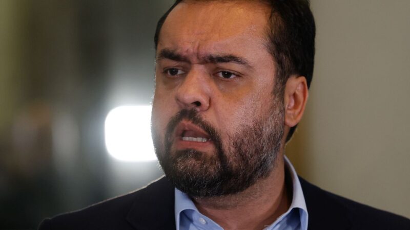 Cláudio Castro diz que sai do governo do Rio “de cabeça erguida”