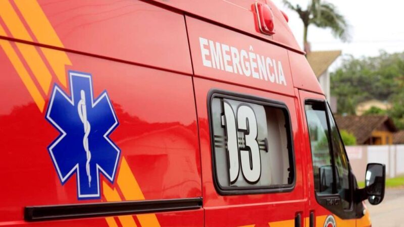 Motociclista fica ferido após colisão em rotatória na Avenida 25 de Julho