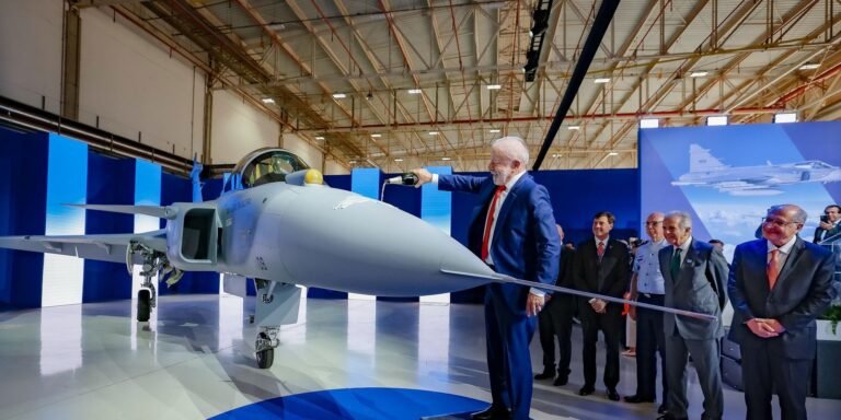 lula-batiza-primeiro-caca-gripen-produzido-no-brasil