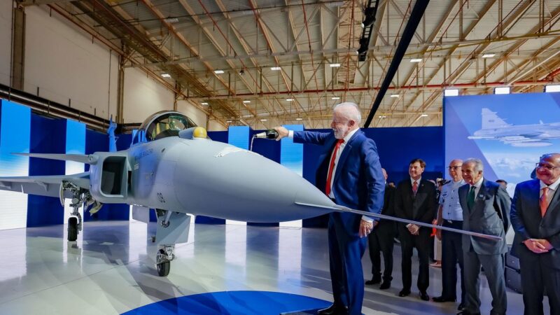 Lula batiza primeiro caça Gripen produzido no Brasil