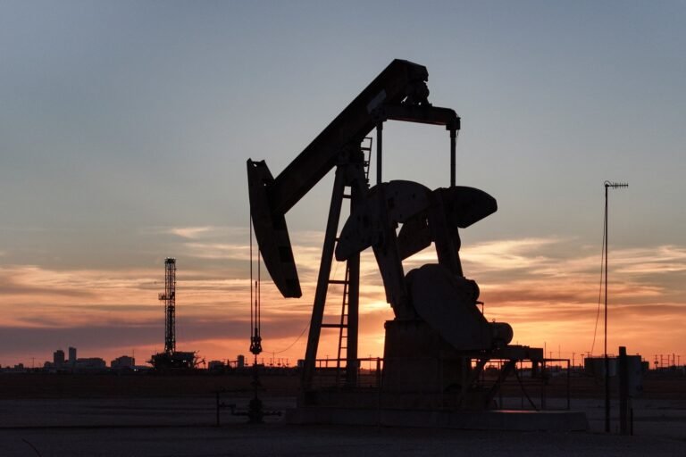 petroleo-sobe-e-brent-supera-us$-110-o-barril-com-expectativa-por-guerra-prolongada