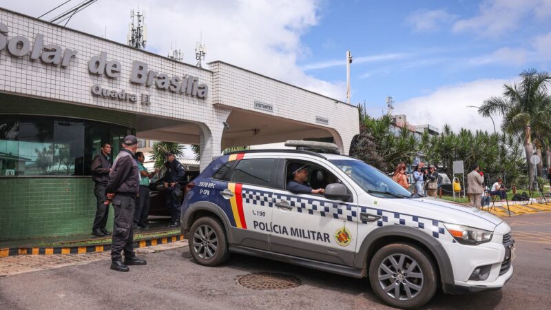 Bolsonaro recebe alta e chega em casa para cumprir prisão domiciliar