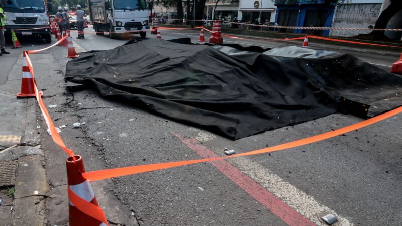 Explosão abre grande buraco na Rua da Consolação em São Paulo