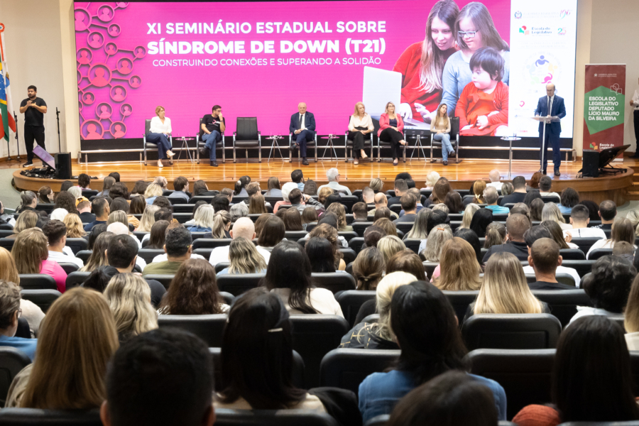 Seminário na Alesc debate inclusão, autonomia e combate à solidão de pessoas com síndrome de Down