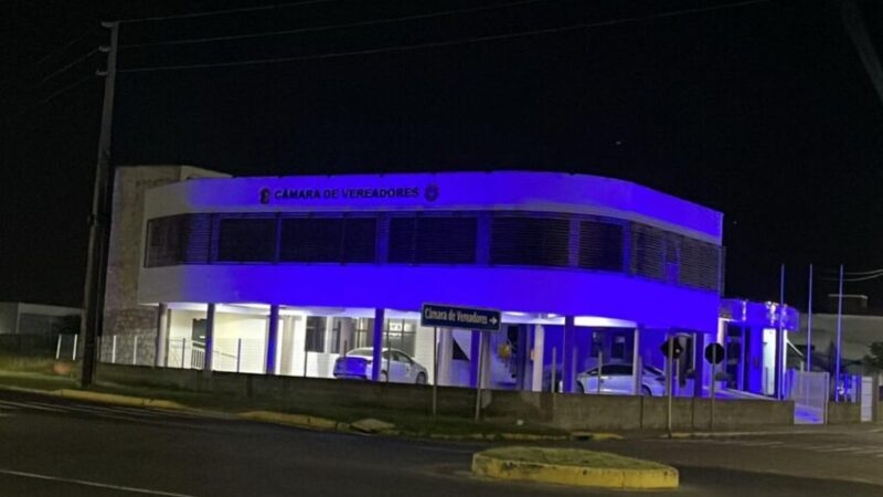 Câmara de Balneário Arroio do Silva é iluminada de azul em apoio ao mês do autismo